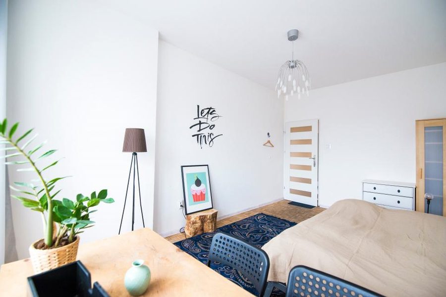 Quarto com projeto de interiores executado, iluminação e marcenaria